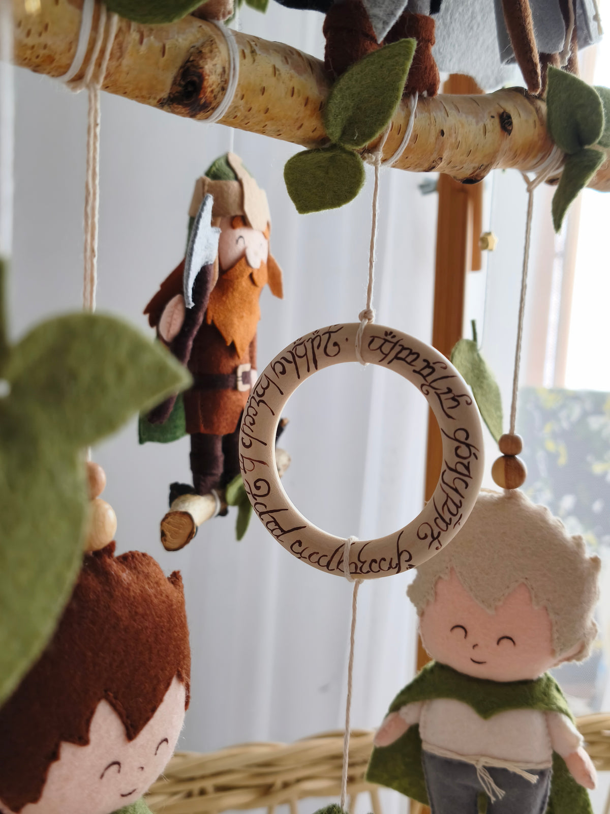  Dettaglio dell'Unico Anello in legno e Gimli in feltro per giostrina culla, decorazione cameretta neonato fantasy.