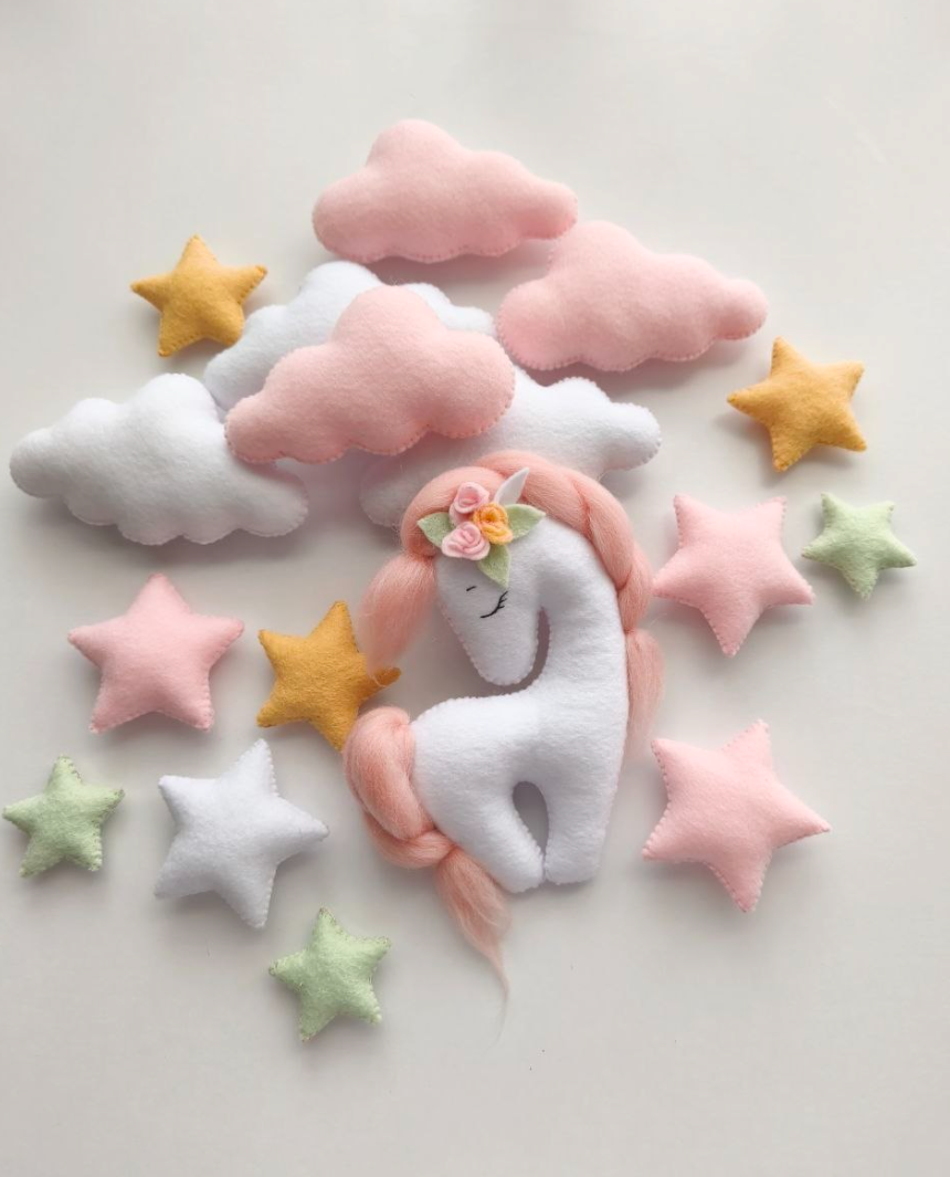 Dettaglio elementi giostrina culla personalizzata con nome, unicorno fatto a mano e nuvolette rosa per neonati.