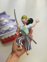 Dettaglio di Usopp in feltro vestito da samurai per giostrina culla, decorazione cameretta neonato tema anime
