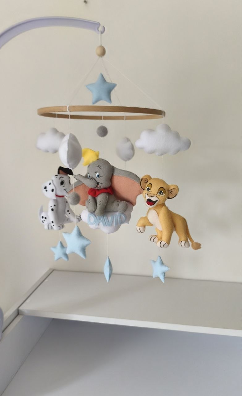 Giostrina culla neonato in feltro con Dumbo sulla nuvola con il nome ricamato, Simba e dalmata, cerchio in legno