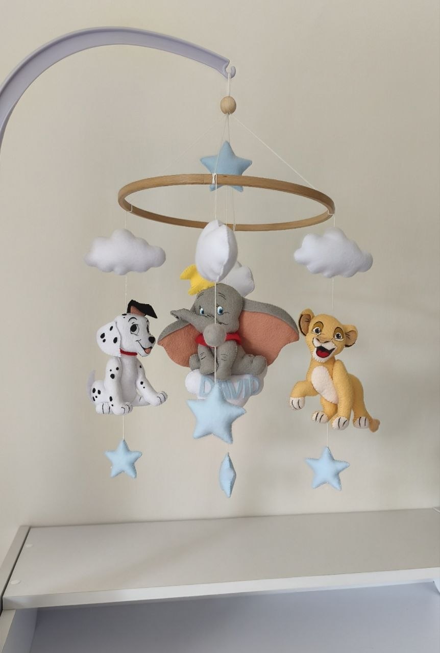 Giostrina musicale culla con Dumbo, Simba e cucciolo dalmata in feltro, nome del bambino, stelle azzurre e nuvole