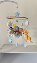 Giostrina musicale cucita a mano vista di lato: Simba, Dumbo e dalmata con stelle azzurre e palloncini bianchi