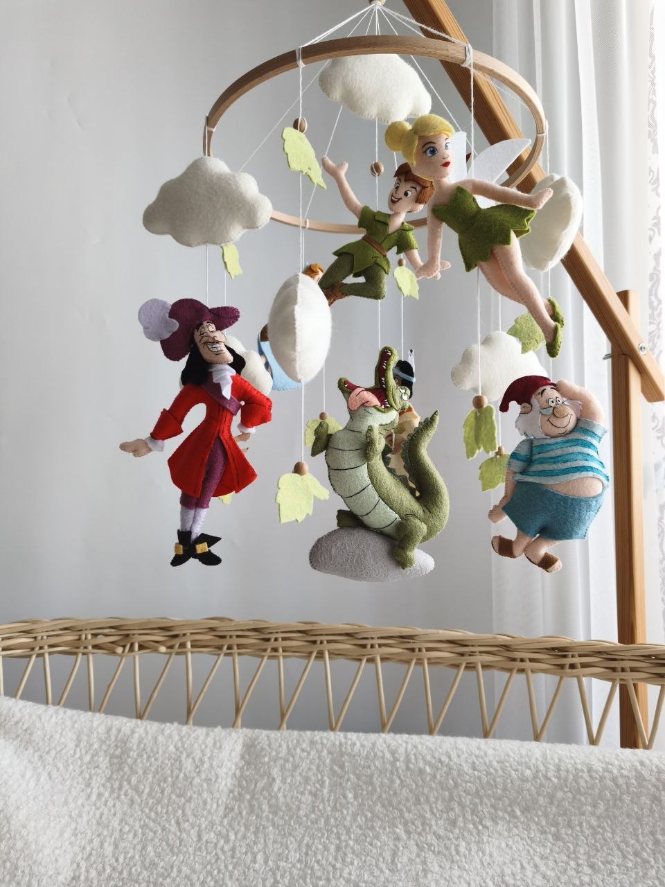 Giostrina Peter Pan feltro: Trilly verde, Capitan Uncino rosso, coccodrillo e nuvole bianche su culla.