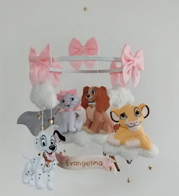Giostrina neonata in feltro con fiocchi rosa, nuvole e animaletti da cartone, personalizzata con il nome 