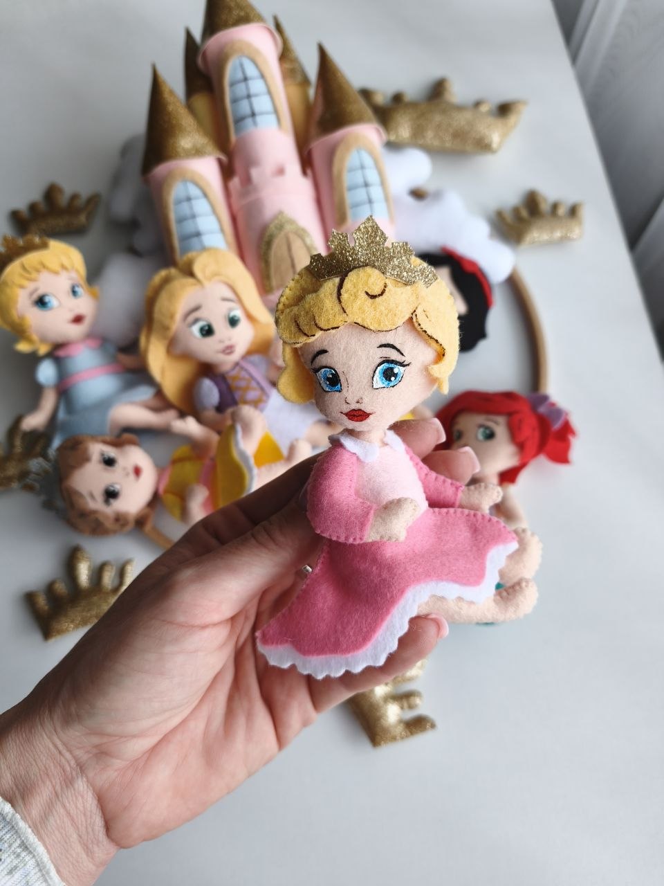 Mobile lettino legno con principessa Aurora in feltro e castello rosa delle favole, regalo nascita bimba artigianale