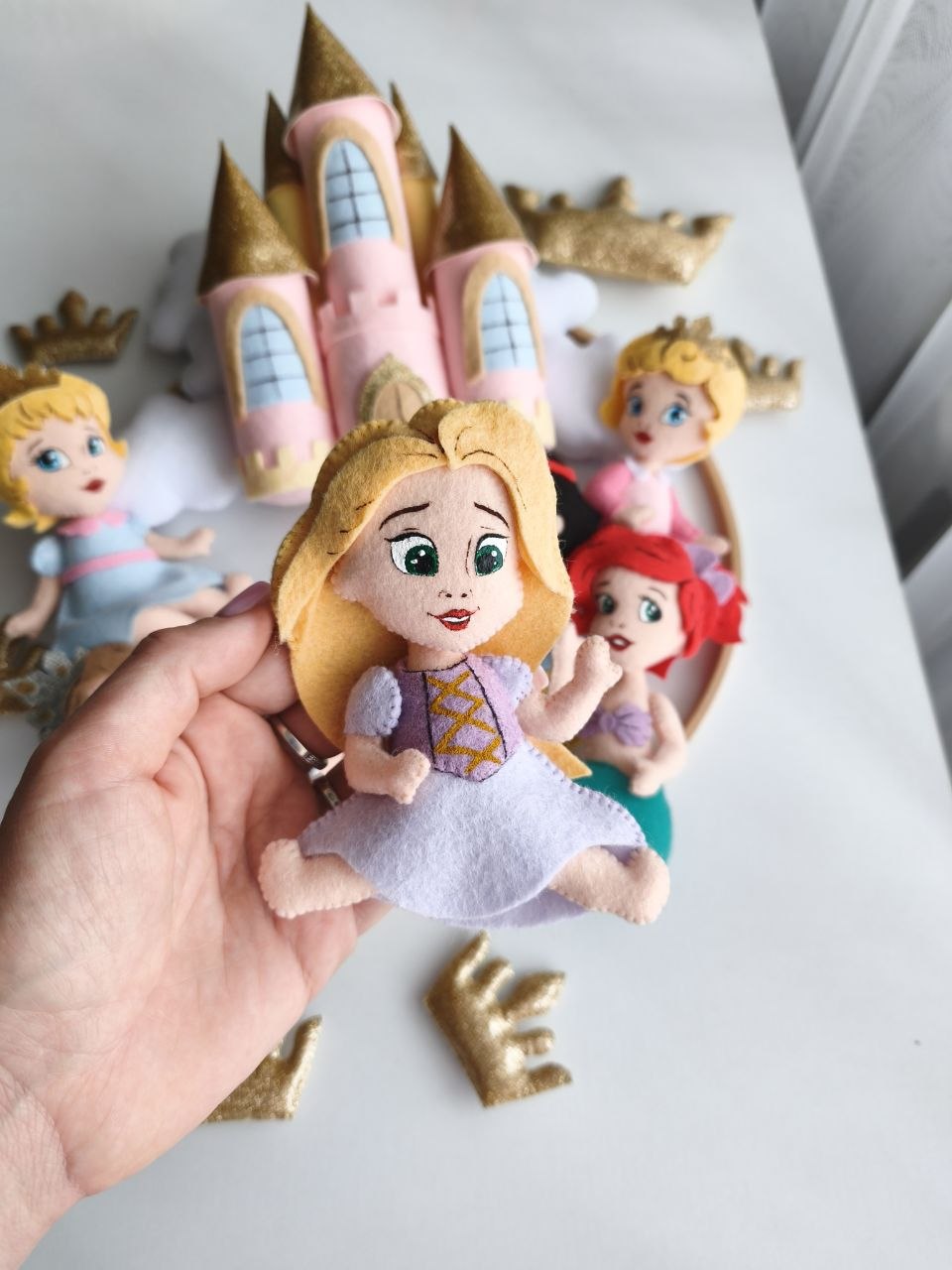 Mobile lettino legno con principessa Rapunzel in feltro e corone oro, idea regalo nascita artigianale cameretta bimba