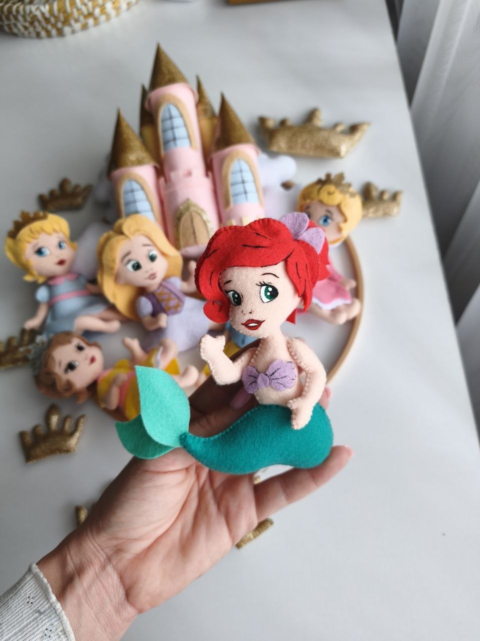 Mobile lettino legno con principessa Ariel Sirenetta in feltro e corone, regalo nascita artigianale cameretta bimba