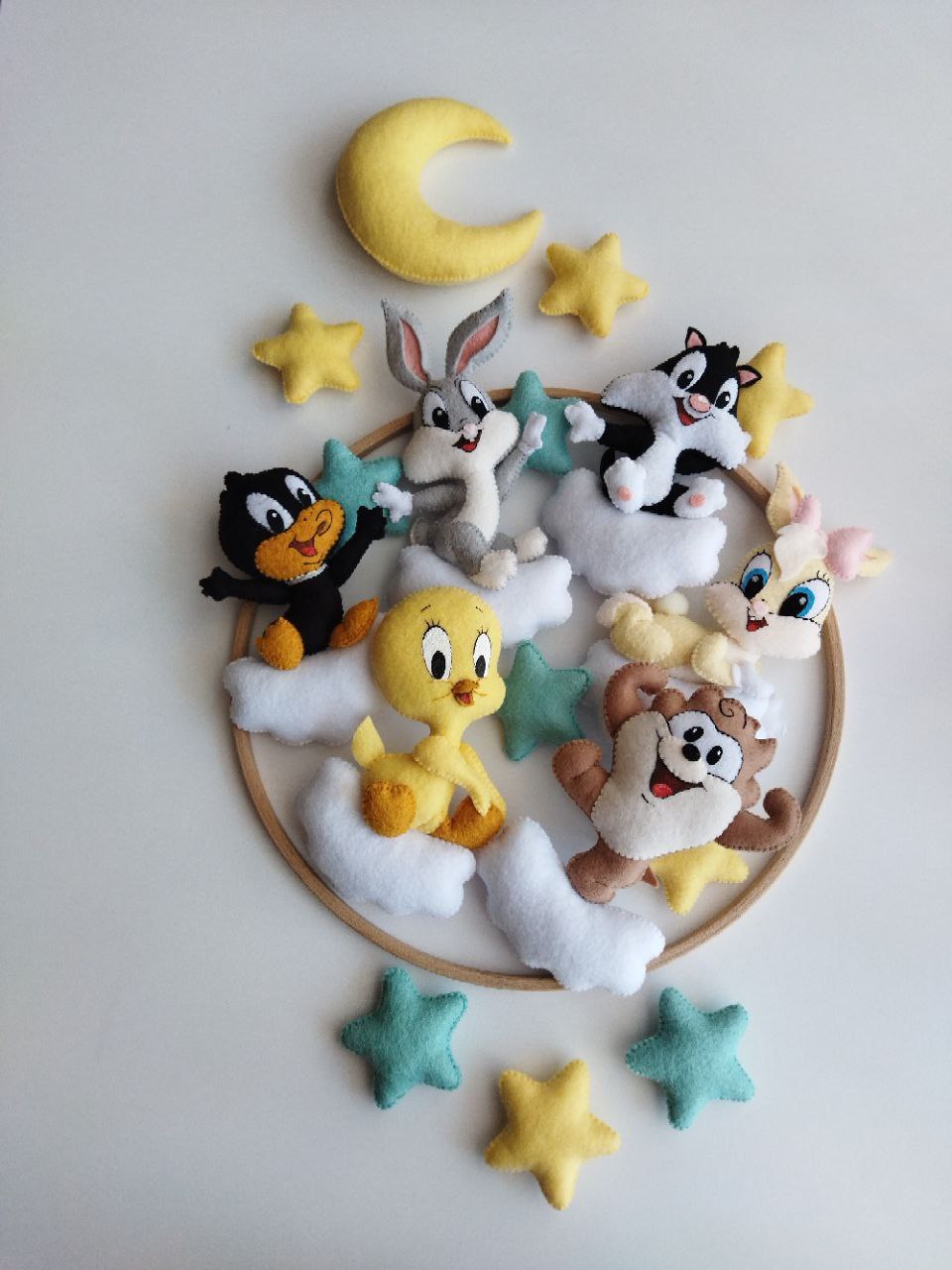 Mobile culla completo Looney Tunes in feltro cucito a mano, tutti i personaggi su nuvole con luna e stelle colorate
