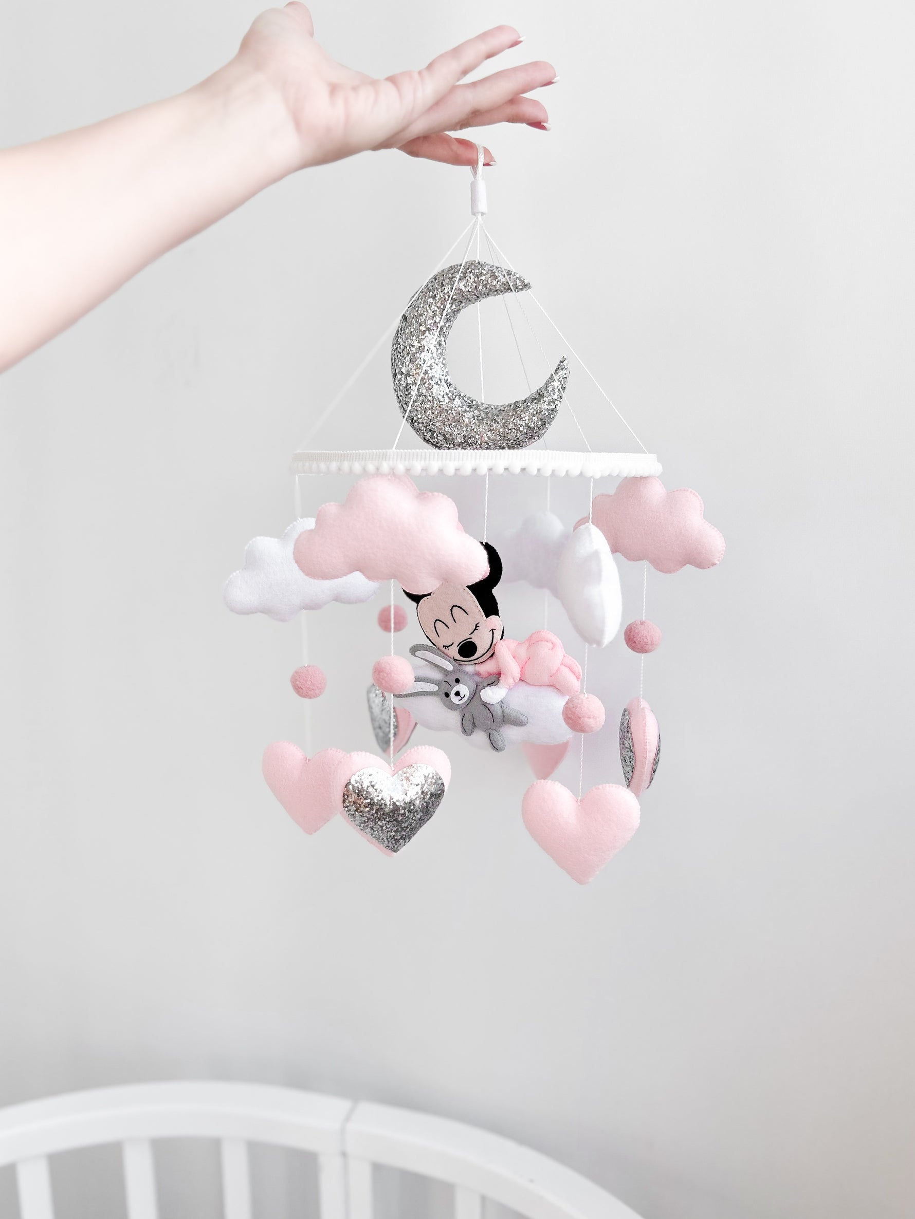 Giostrina culla Minnie Mouse addormentata orsetto feltro rosa argento cuori neonata handmade