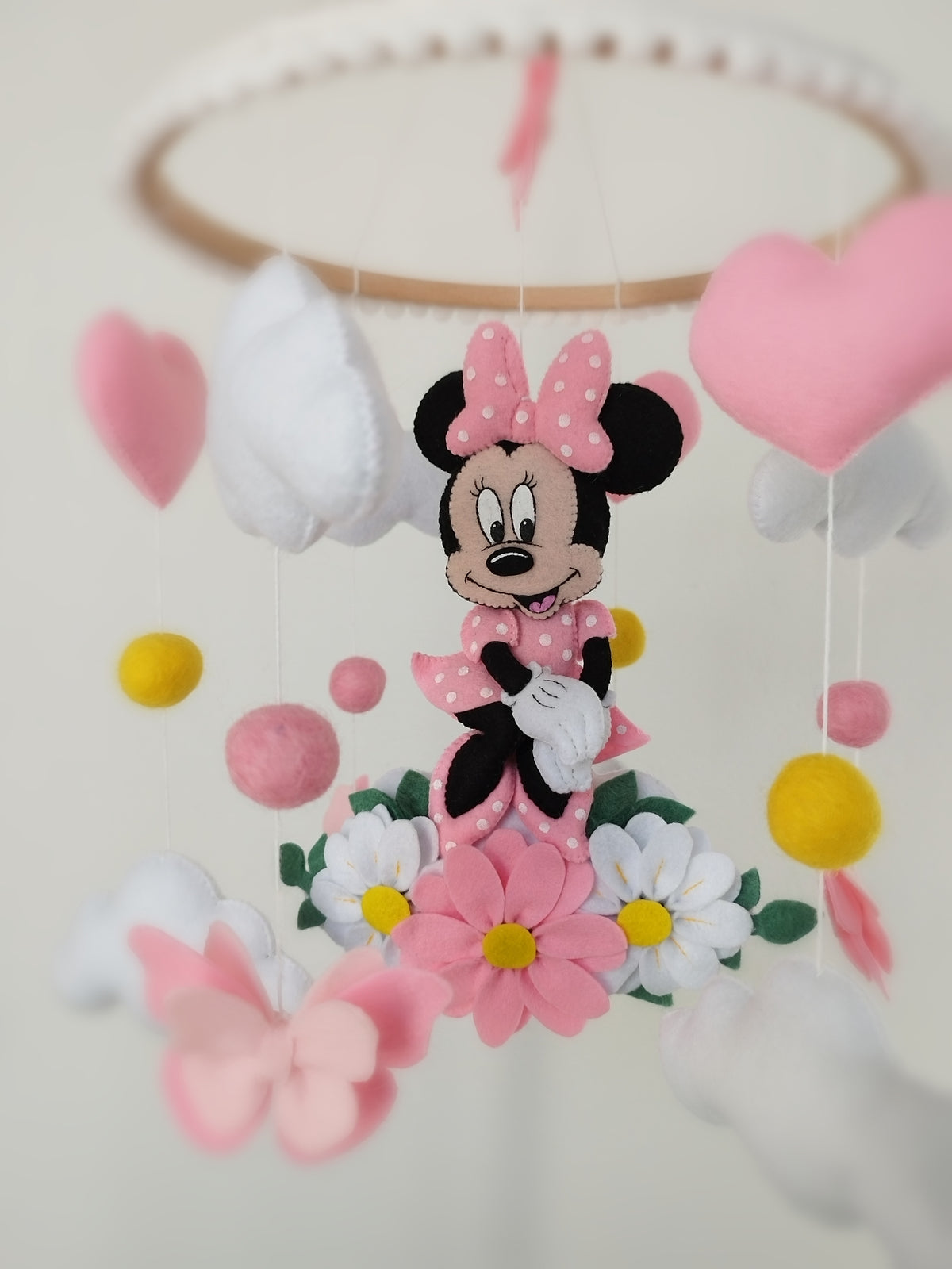 Giostrina culla Minnie Mouse rosa feltro fiori margherite cuori neonata handmade cameretta