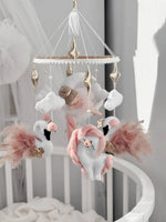 Giostrina per culla fatta a mano con ballerina cigni rosa dettagli piume oro bianco decorazione cameretta neonato