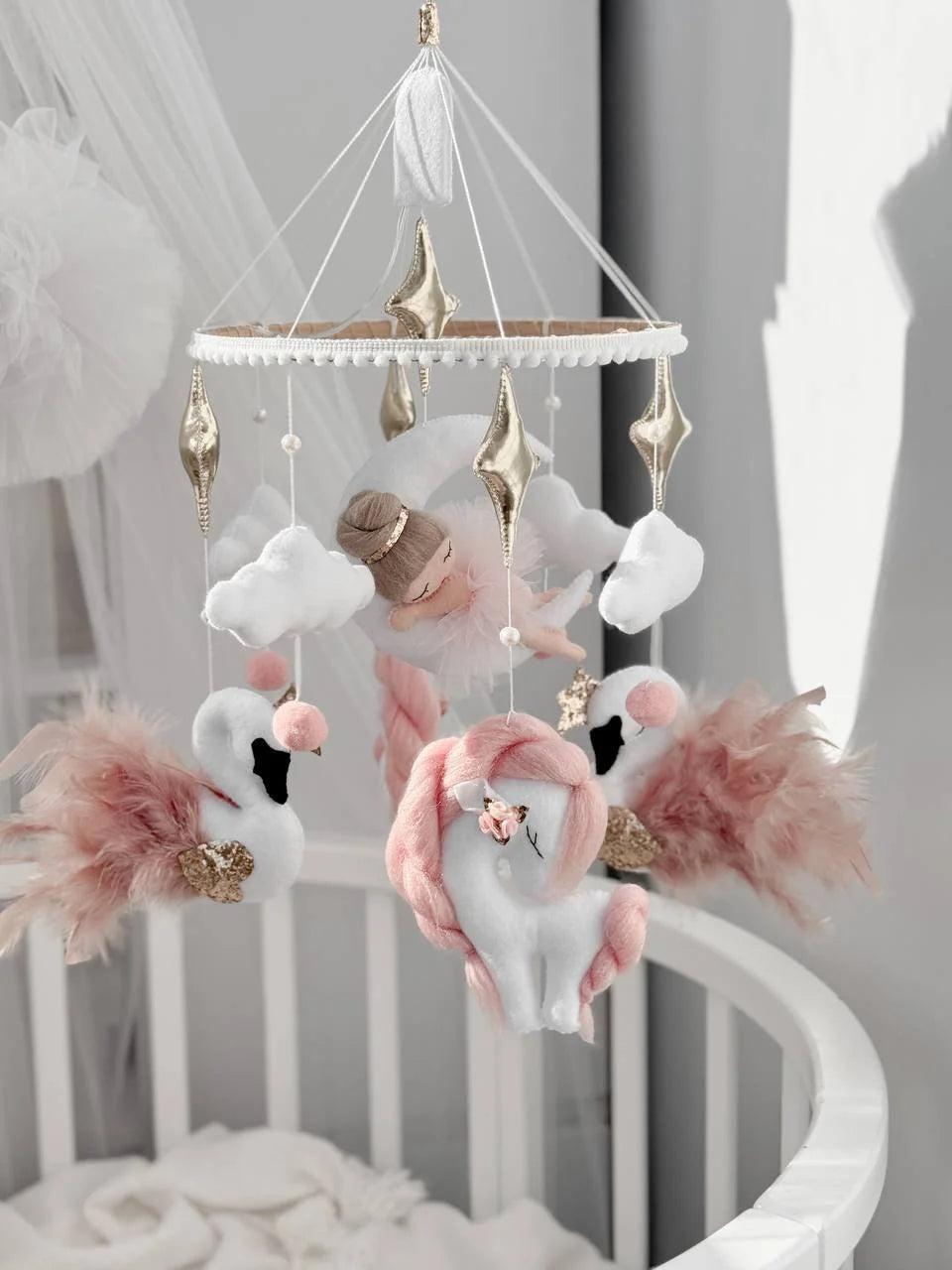 Giostrina per culla fatta a mano con ballerina cigni rosa dettagli piume oro bianco decorazione cameretta neonato