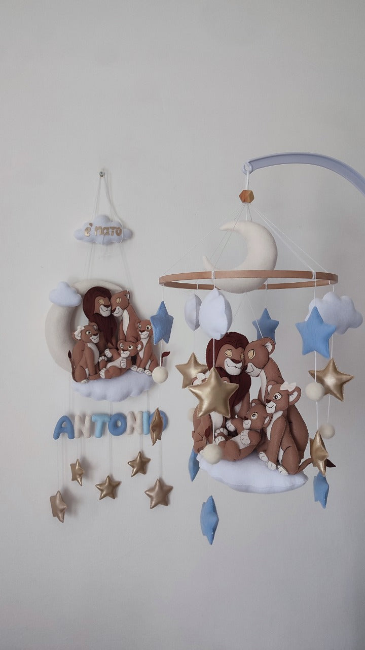 Set giostrina e fiocco nascita Re Leone feltro cucito a mano, famiglia Simba stelle nuvole carillon neonato