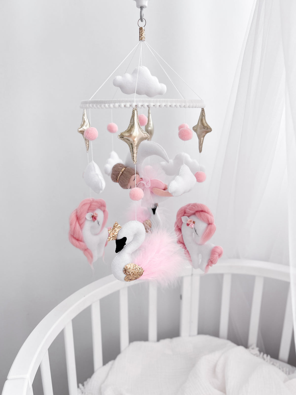 Giostrina musicale culla neonata feltro ballerina cigno unicorno rosa cipria oro stelle nuvole pompon