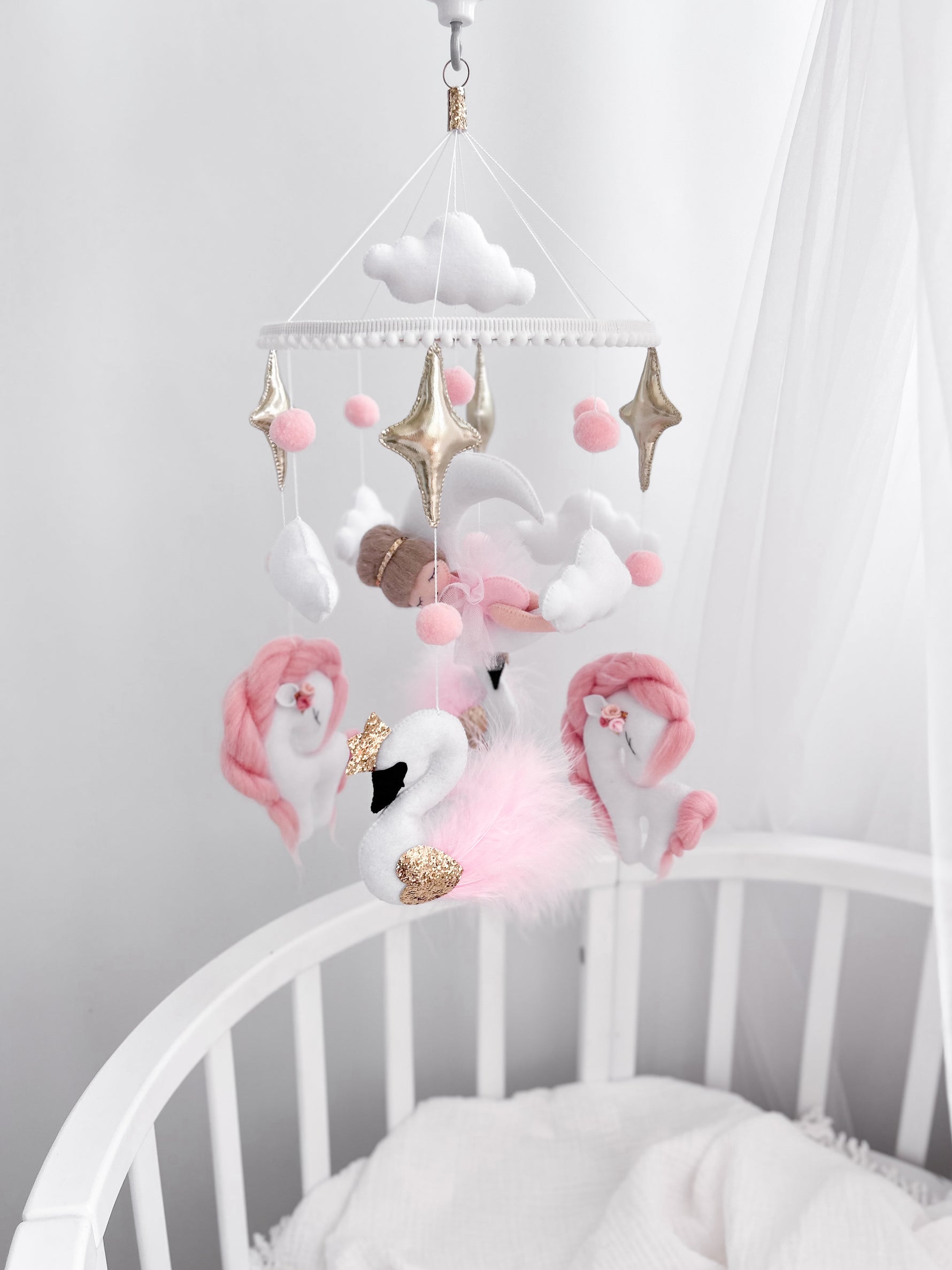Giostrina musicale culla neonata feltro ballerina cigno unicorno rosa cipria oro stelle nuvole pompon