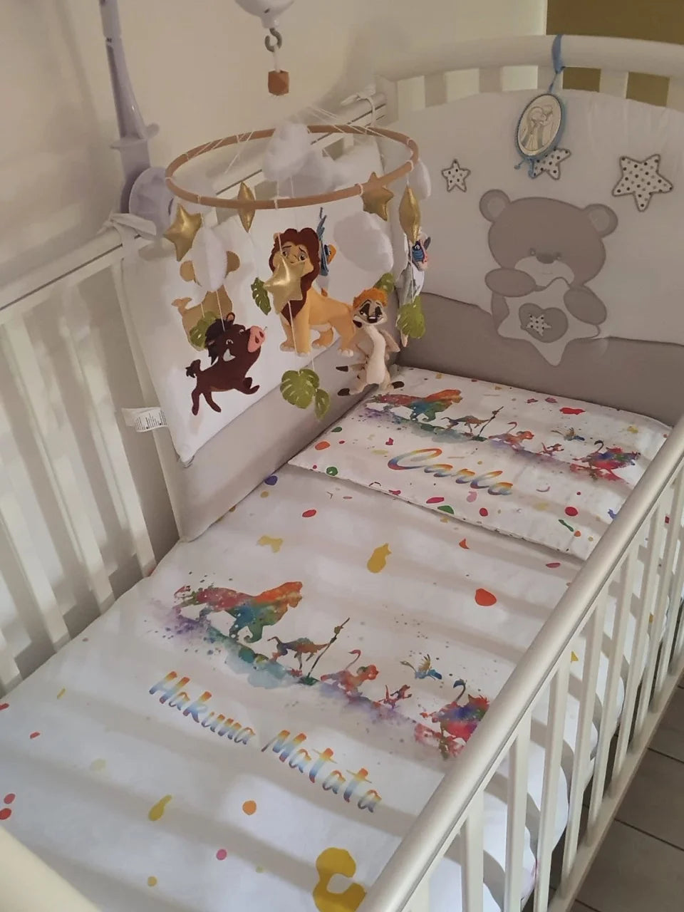 Giostrina musicale culla personaggi Re Leone in feltro e legno, Simba Mufasa e Pumbaa cuciti a mano per neonato.