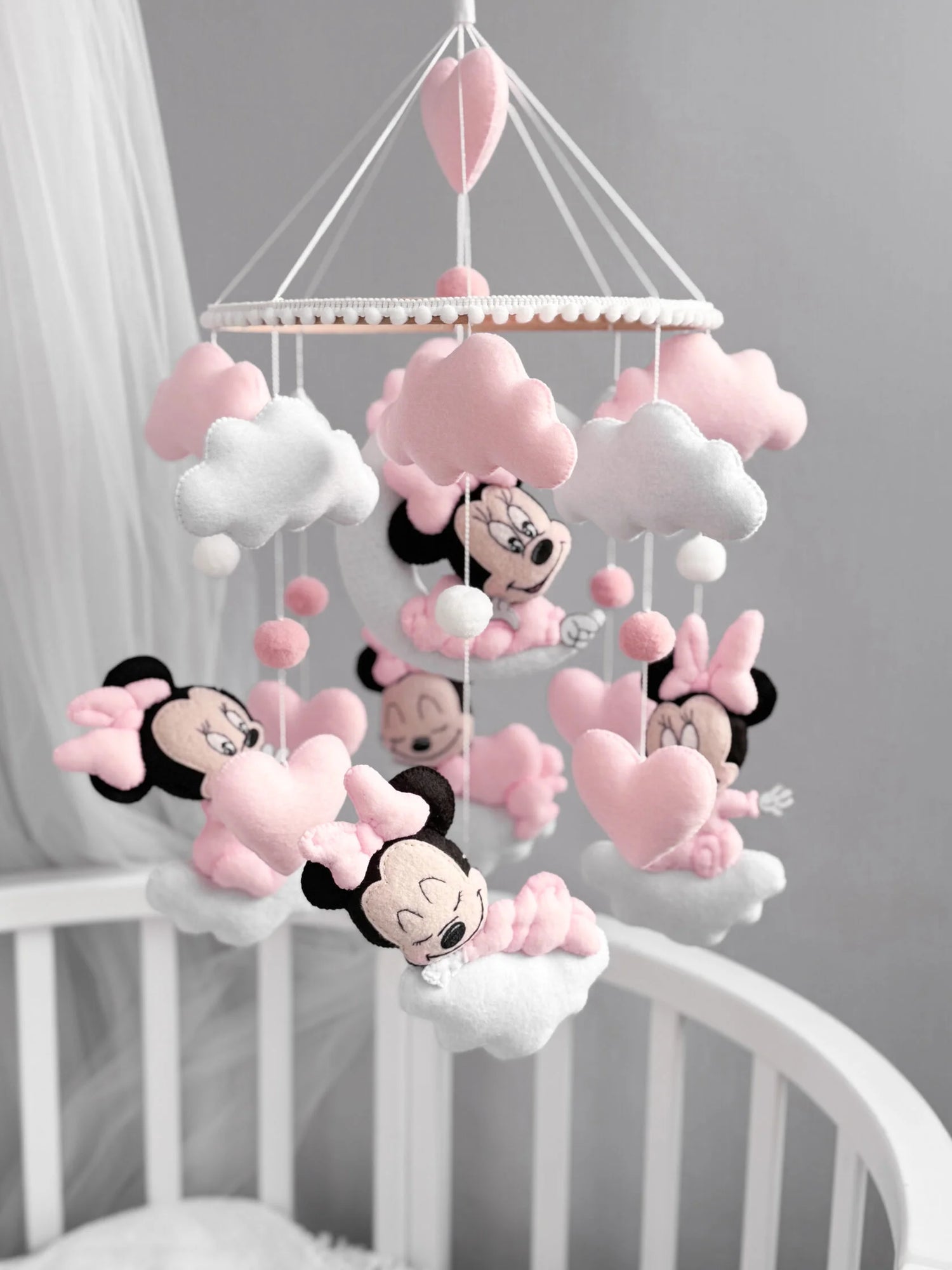 Giostrina musicale culla Minnie Mouse cucita a mano in feltro, cerchio legno nuvole cuori rosa carillon neonata