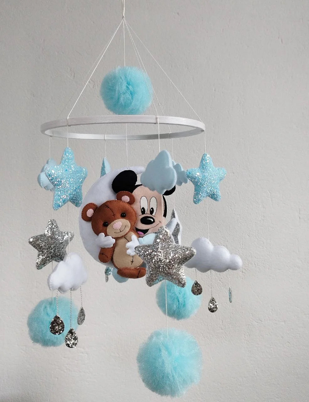 Giostrina musicale culla neonato topolino feltro azzurro e silver su luna, stelle glitter nuvole pompon carillon cameretta bimbo