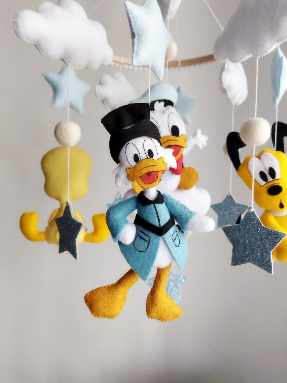 Giostrina culla neonato feltro Zio Paperone Pluto cuciti a mano, stelle azzurre nuvole cerchio legno carillon cameretta