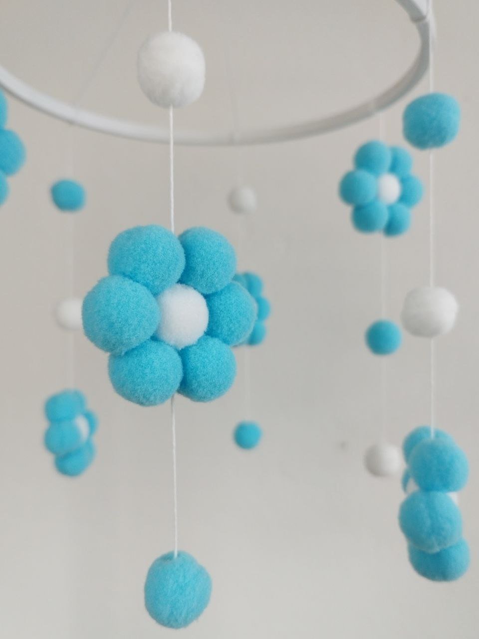 Giostrina Musicale Culla Personalizzata | Fiori Pon Pon Azzurro - universo del bambino