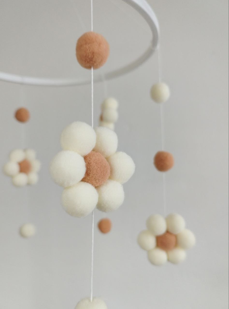 Giostrina Musicale Culla Personalizzata Fiori Pon Pon Beige – Pronta Consegna - Universo del Bambino