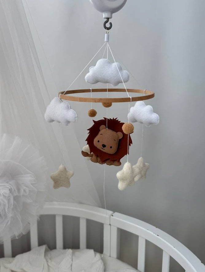 Giostrina Musicale Culla Personalizzata | Leoncino Nuvole e Stelle - universo del bambino