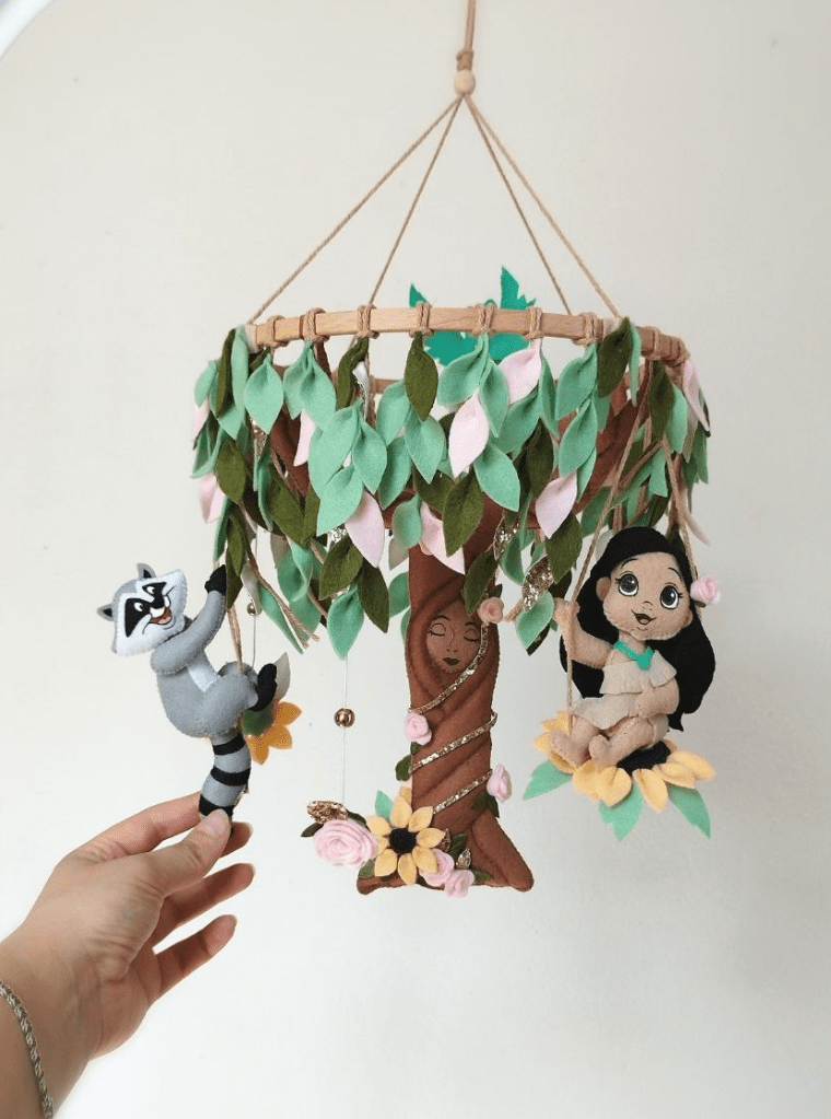 Giostrina Musicale Culla Personalizzata | Pocahontas, Procione e Kalibri in Feltro - Universo del Bambino