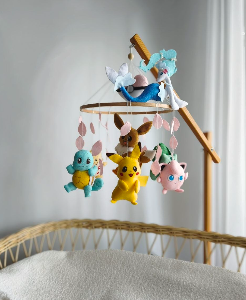 Giostrina musicale per culla in feltro con Pokémon: Pikachu, Squirtle, Eevee, Jigglypuff e Primarina fatti a mano