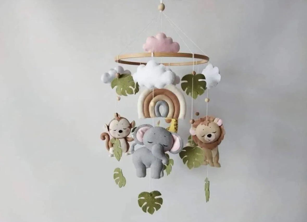 Mobile culla neonato handmade safari feltro, elefante scimmia leone, foglie tropicali ,cerchio legno