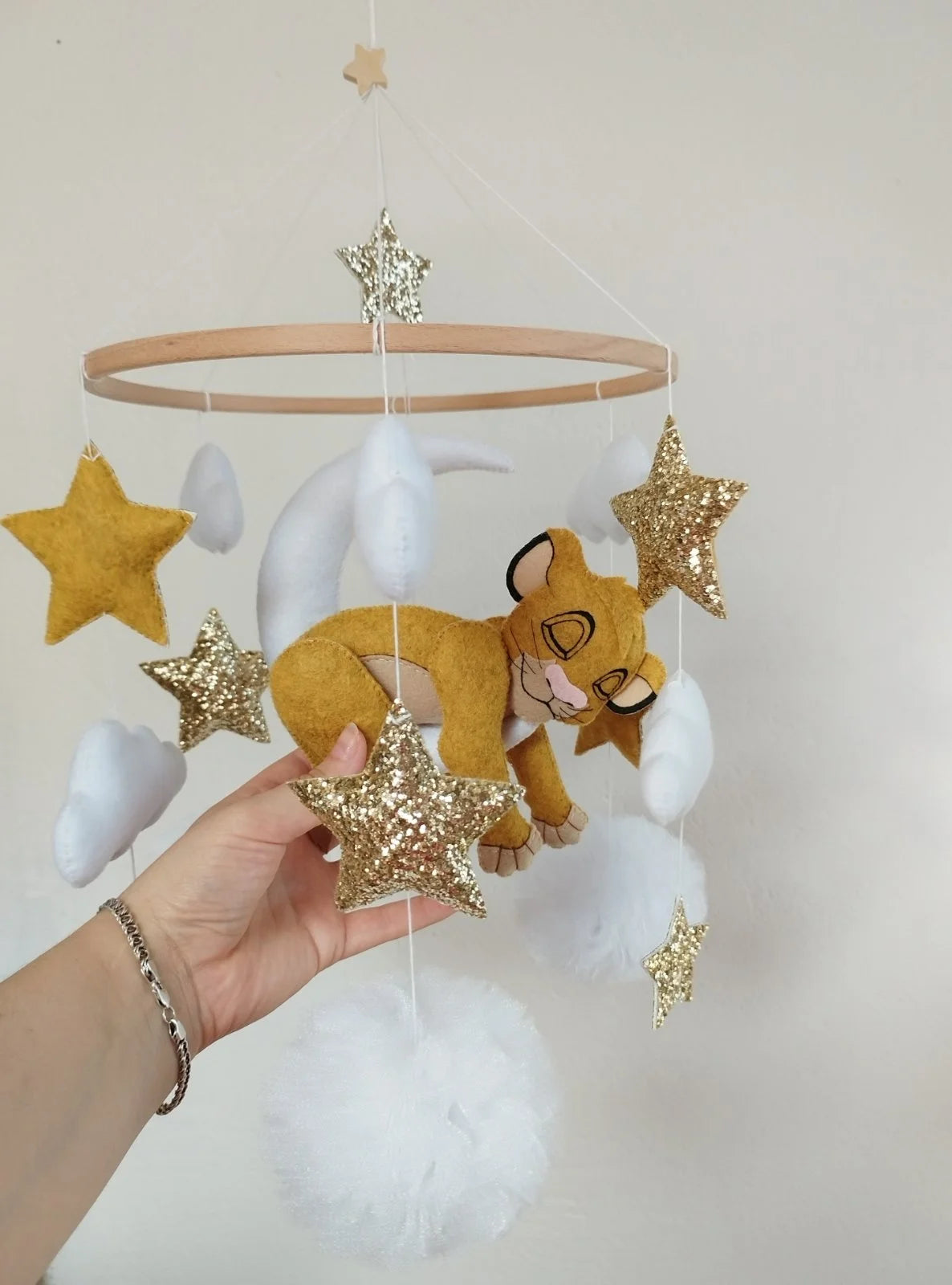 Mobile culla neonato personalizzato Simba Re Leone feltro, stelle dorate cucite a mano, cerchio legno carillon