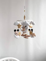 Giostrina culla personalizzata Topolina beige di feltro cucita a mano, luna nuvole stelle oro carillon neonato