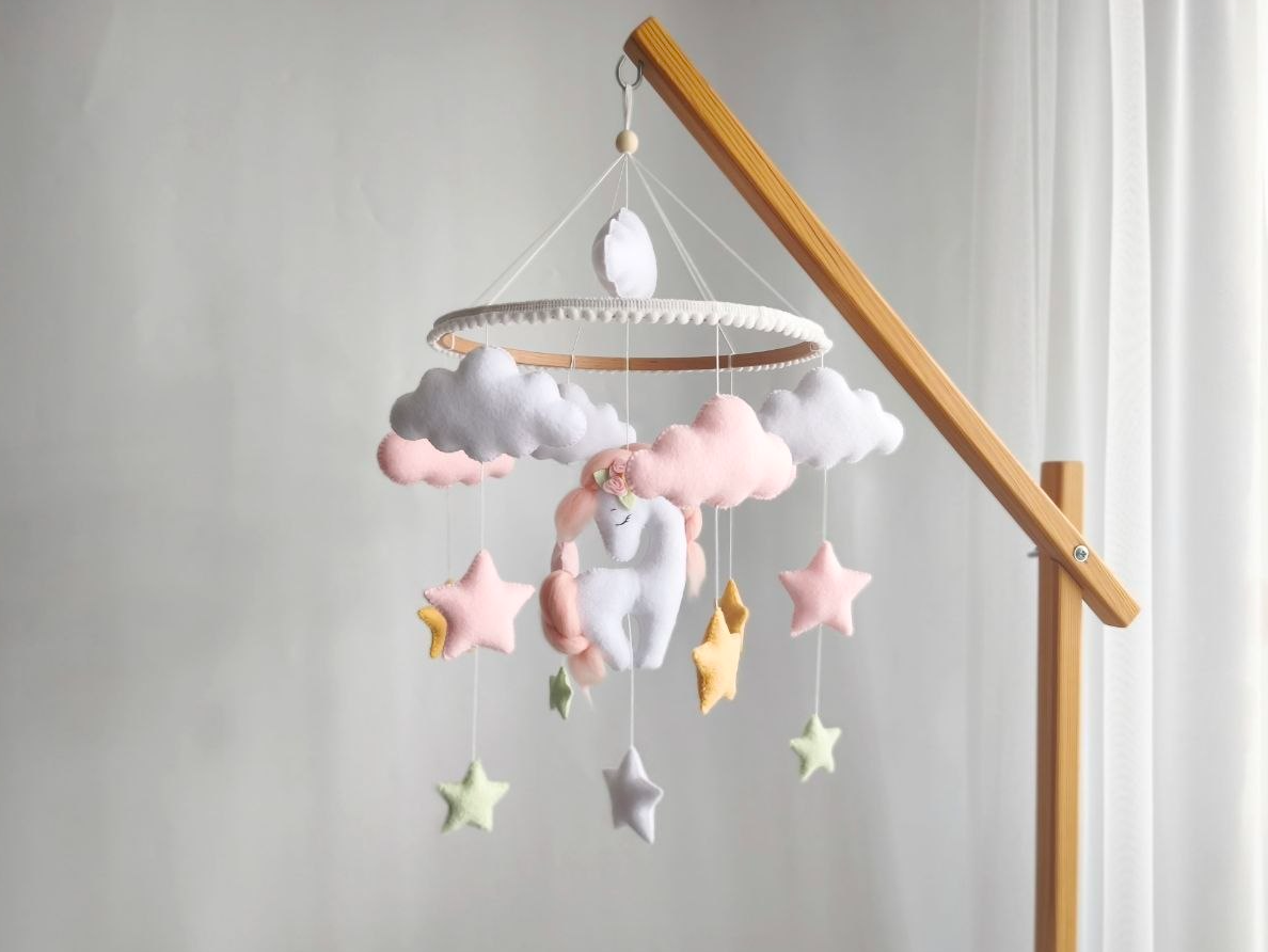 Giostrina neonata unicorno in feltro fatta a mano con nuvole rosa, stelle colorate pendenti e mezza luna per culla.
