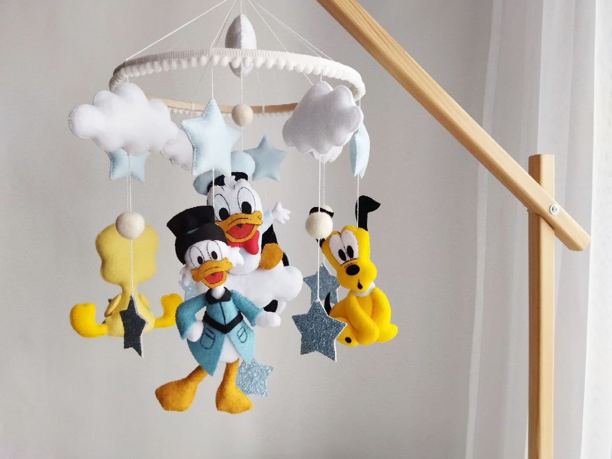 Giostrina culla neonato in feltro fatta a mano con Paperino, Zio Paperone e Pluto, decorazione cameretta Disney con stelle e nuvole azzurre.