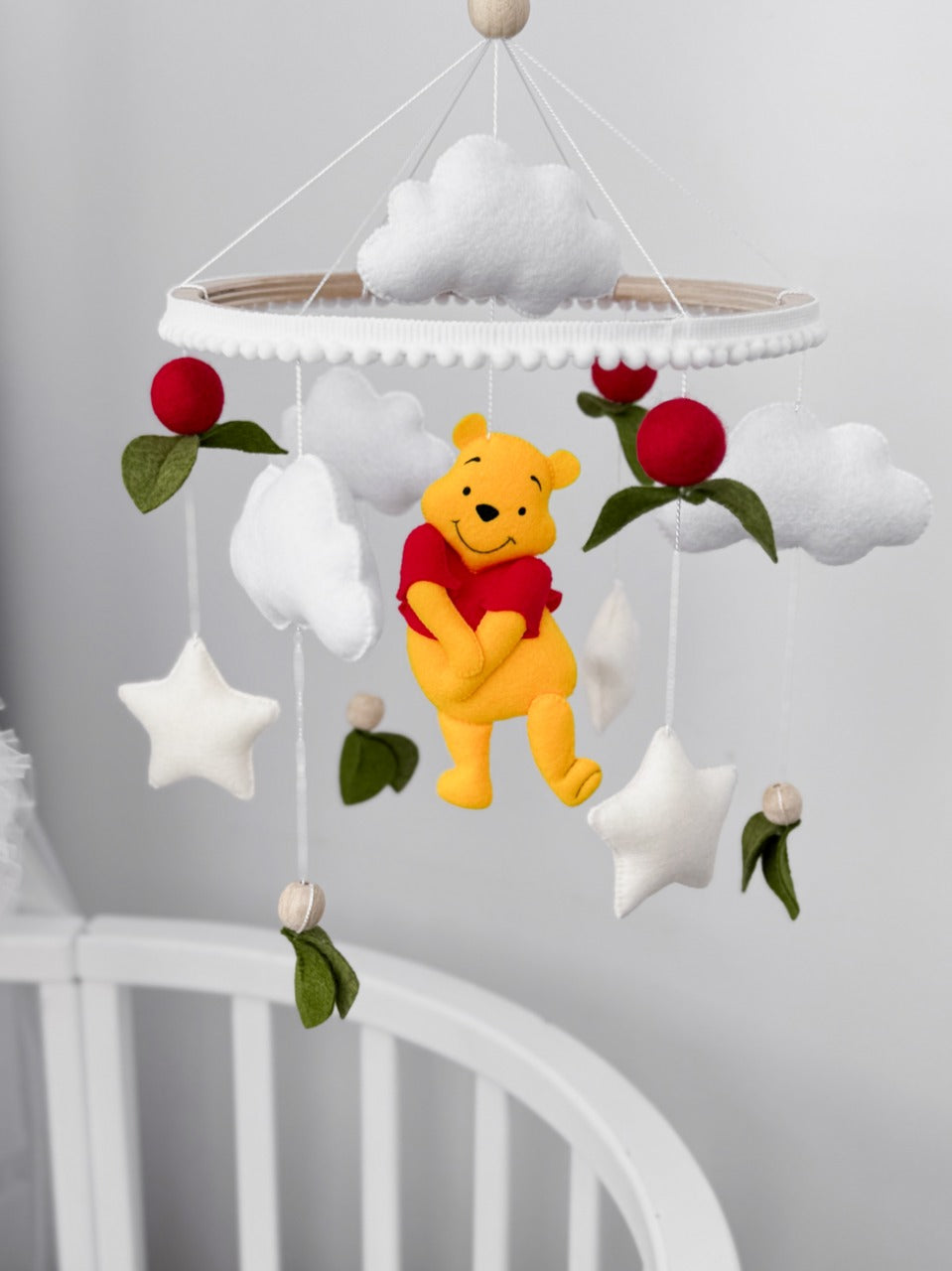 Giostrina neonato Winnie the Pooh fatta a mano in feltro, pendenti nuvole e stelle, giostrina musicale culla in legno