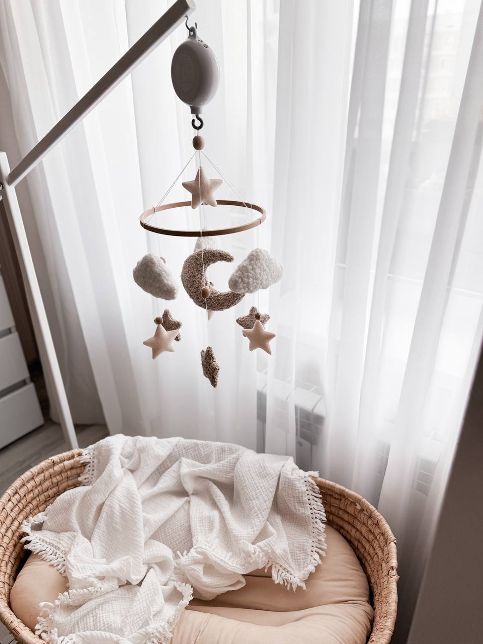 Giostrina musicale culla personalizzata luna e nuvole in tessuto orsetto beige tortora, stelle e perline legno naturale