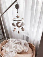 Giostrina musicale culla personalizzata luna e nuvole in tessuto orsetto beige tortora, stelle e perline legno naturale