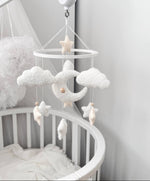 Giostrina musicale per culla personalizzata con luna, nuvole e stelle in tessuto bouclé bianco e perline legno