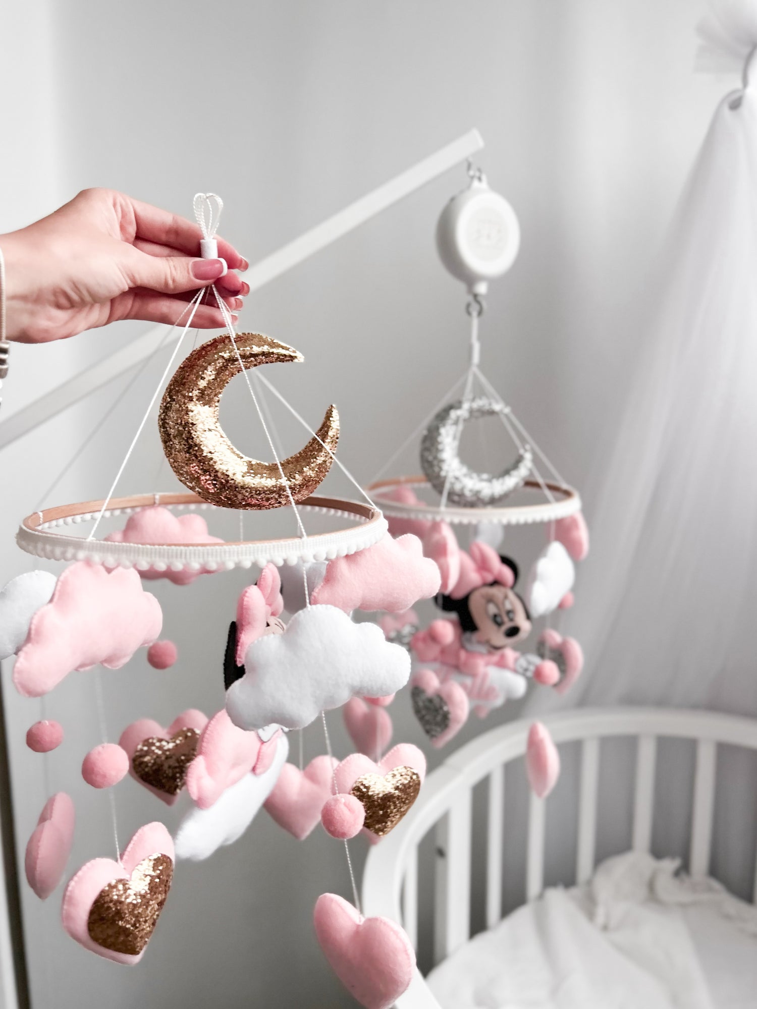 Giostrina musicale culla Minnie Mouse rosa feltro luna glitter oro neonata handmade cameretta
