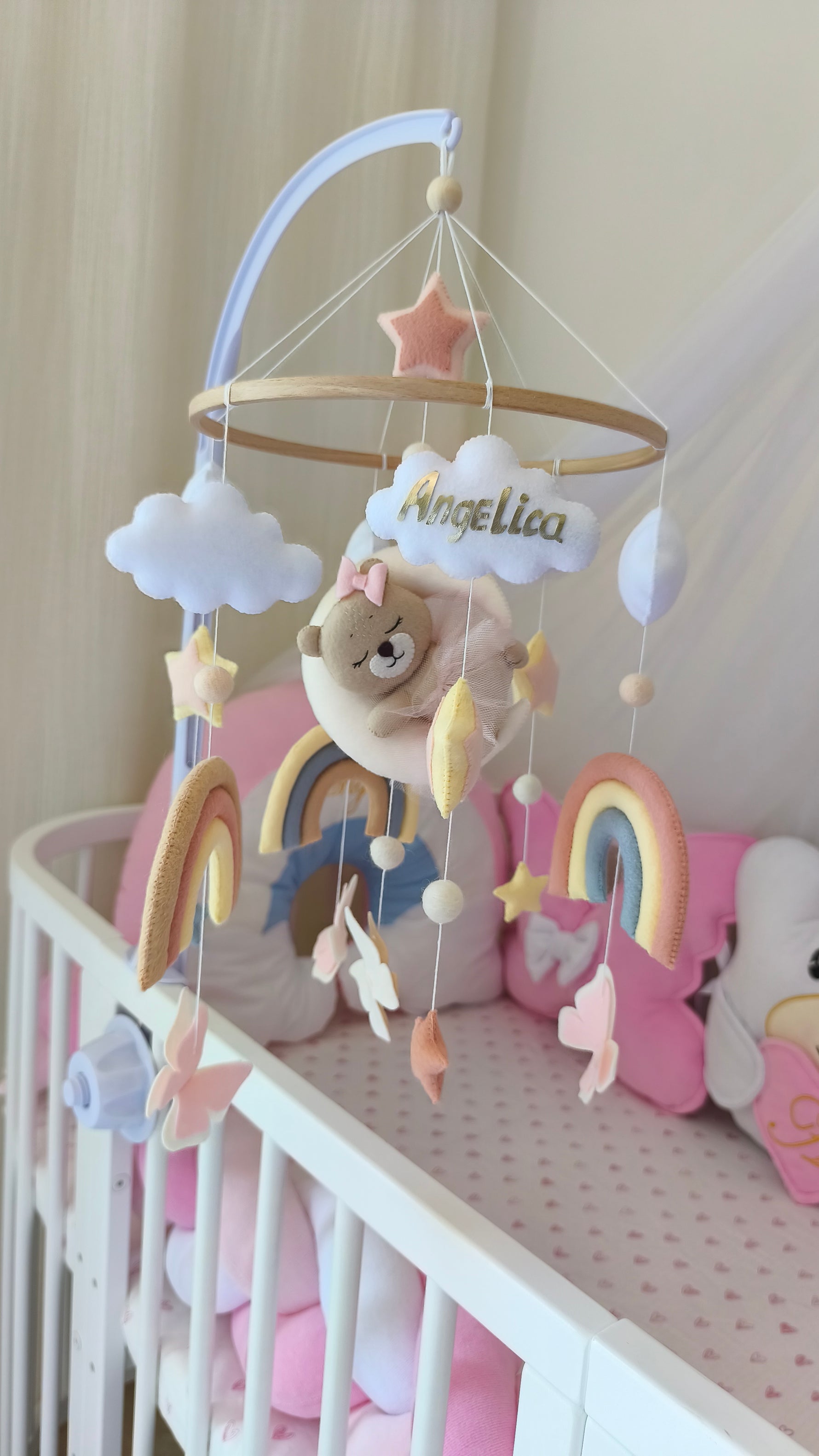 Giostrina musicale culla orsetta su luna beige arcobaleno pastello nuvole bianche e nome personalizzato