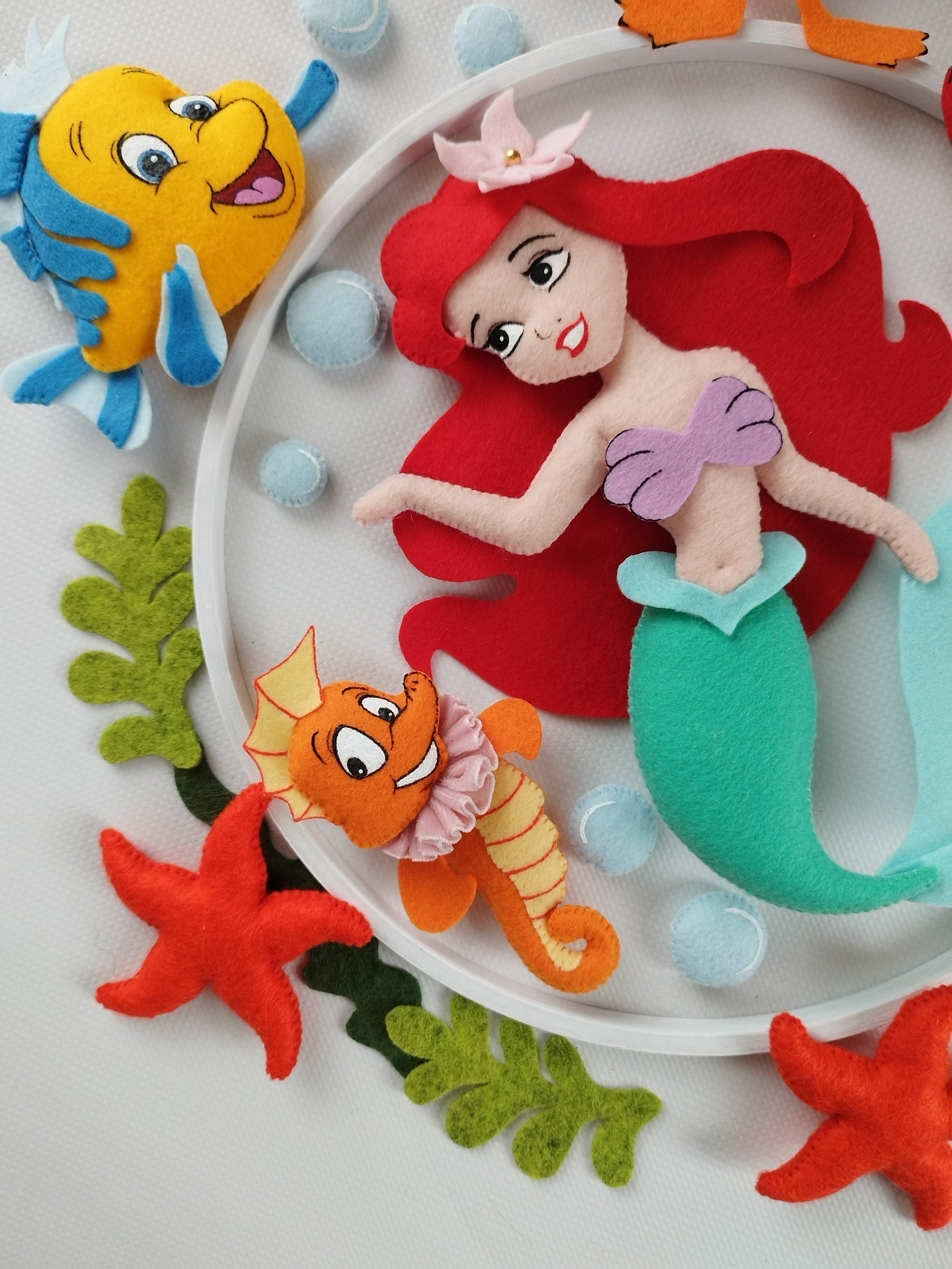 Dettaglio giostrina musicale sirenetta Ariel in feltro cucito a mano, personaggi tema marino per cameretta neonata