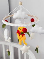 Giostrina musicale Winnie the Pooh in feltro cucita a mano, stelle e nuvole bianche, cerchio in legno per culla neonato