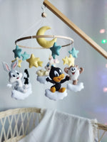 Giostrina per culla con personaggi Baby Looney Tunes in feltro su nuvole bianche, luna gialla e stelle colorate,  cerchio in legno.