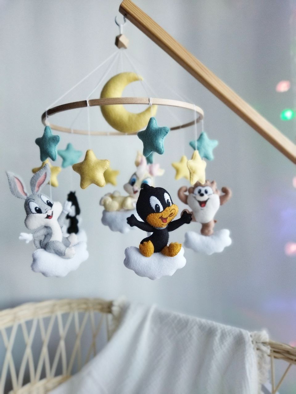 Giostrina per culla con personaggi Baby Looney Tunes in feltro su nuvole bianche, luna gialla e stelle colorate,  cerchio in legno.