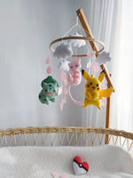 Giostrina neonati a tema Pokémon personalizzata da foto con pupazzi in feltro per lettino culla, idea regalo nascita