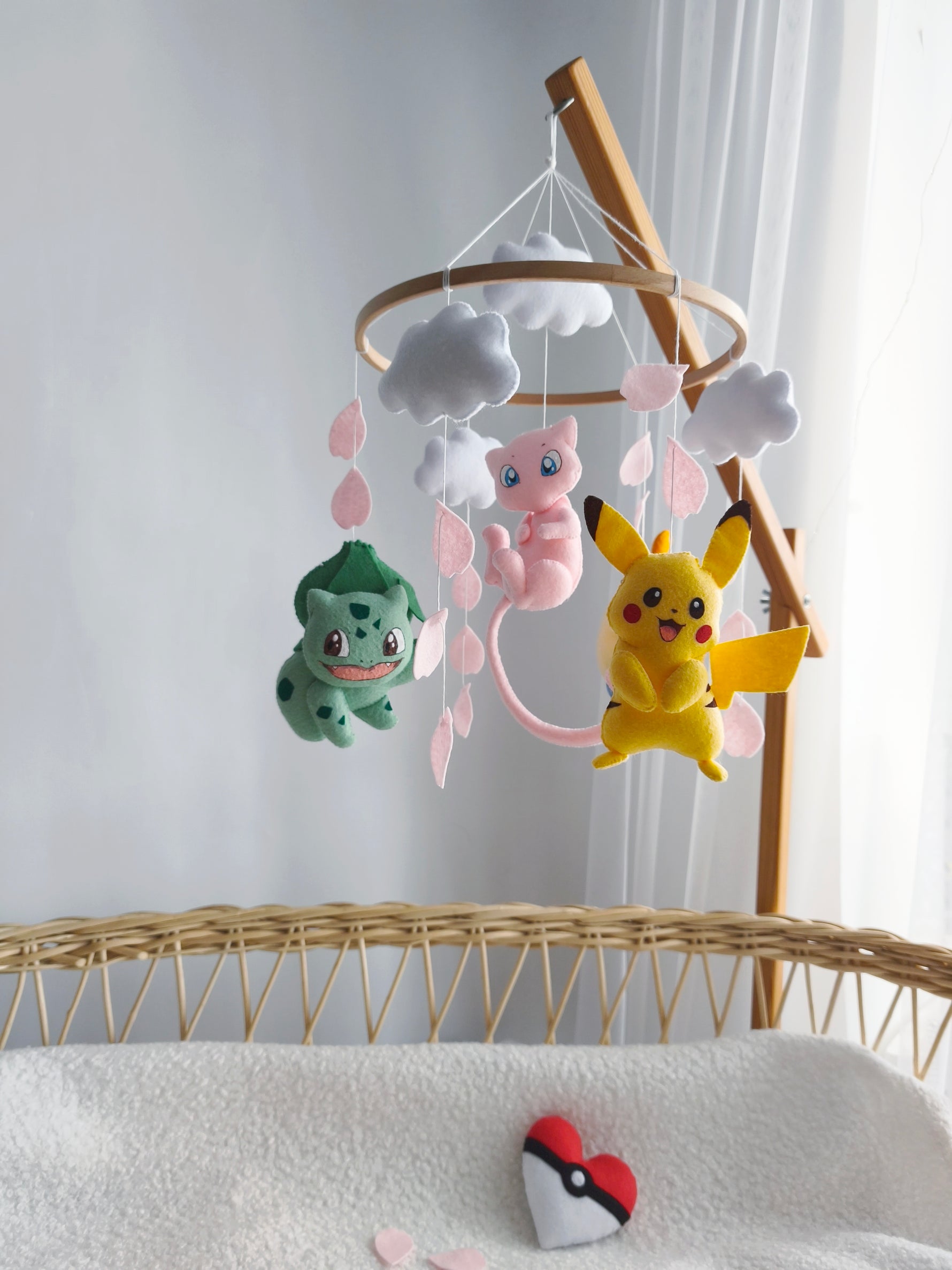 Giostrina neonati a tema Pokémon personalizzata da foto con pupazzi in feltro per lettino culla, idea regalo nascita