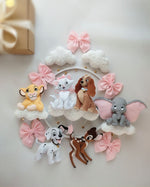 Giostrina neonato in feltro con i personaggi Disney Simba, Minou, Lilli, Dumbo e Bambi tra fiocchi rosa
