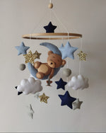 Giostrina musicale culla in feltro orsetto addormentato sulla luna azzurra stelle blu navy oro glitter nuvole bianche neonato