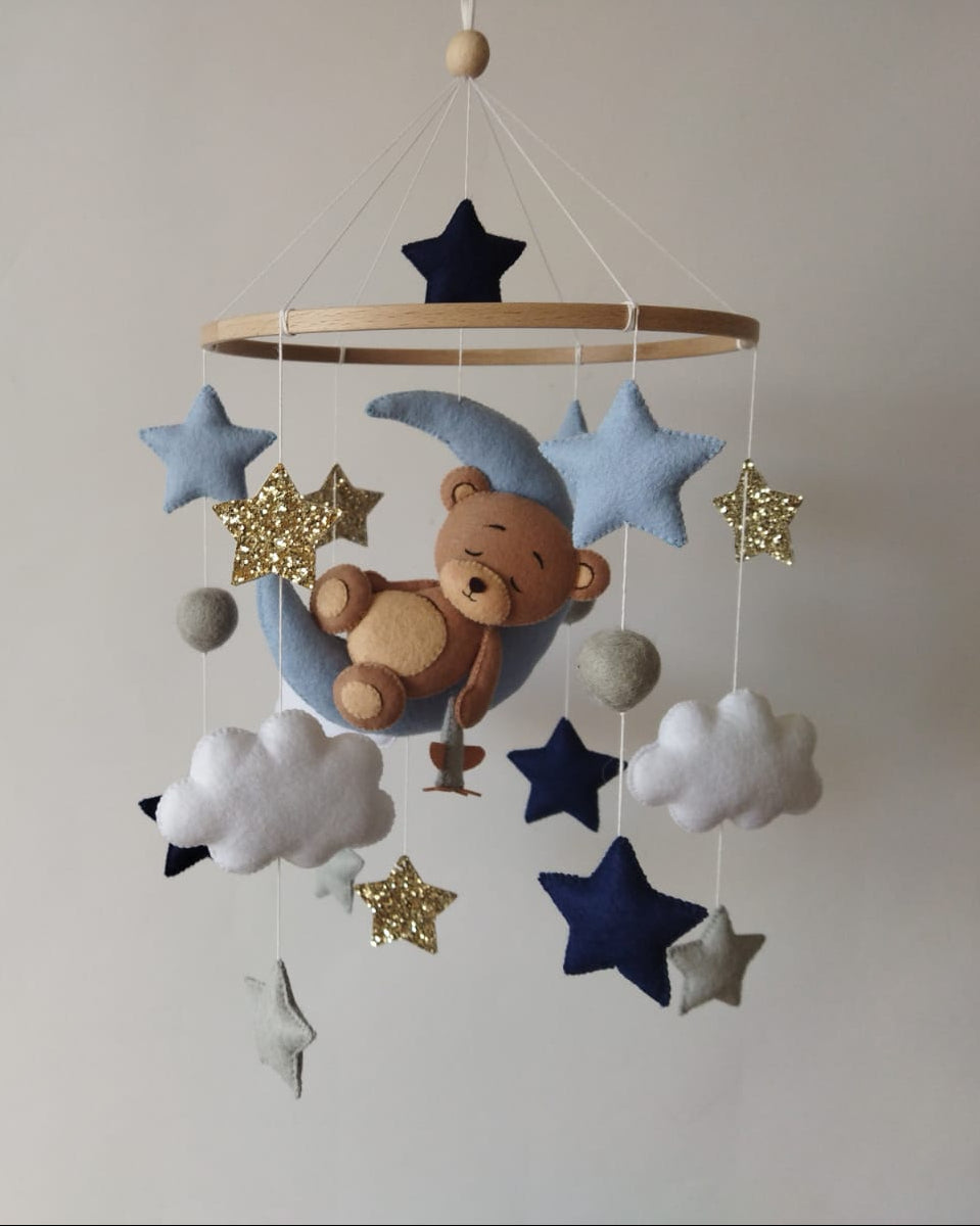 Giostrina musicale culla in feltro orsetto addormentato sulla luna azzurra stelle blu navy oro glitter nuvole bianche neonato