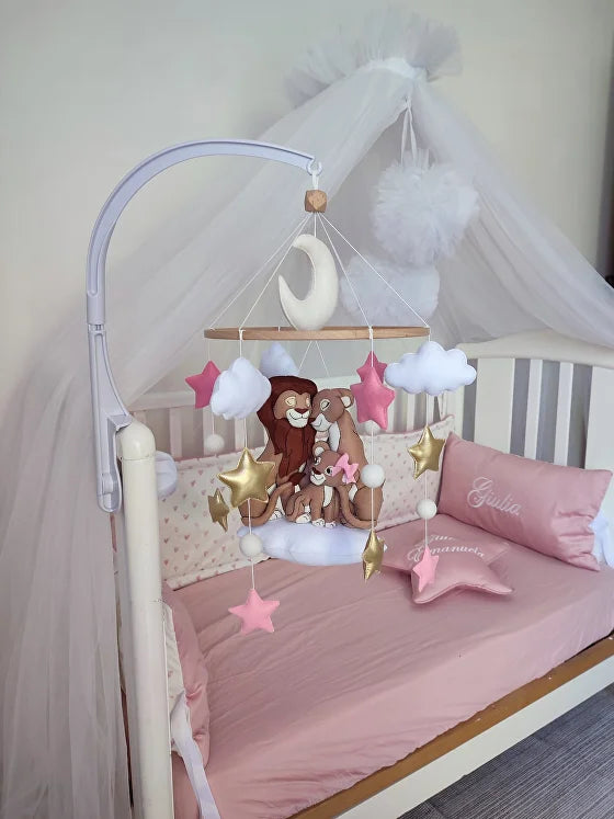 Giostrina culla personalizzata famiglia Re Leone feltro cucita a mano, luna nuvole stelle rosa oro cameretta bimba