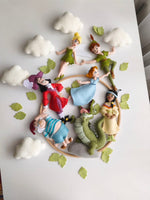 Personaggi in feltro Peter Pan, Trilly, Wendy e coccodrillo disposti su cerchio in legno per giostrina